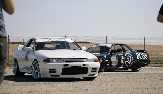 Десятки Nissan Skyline вторглись на трек SoCal
