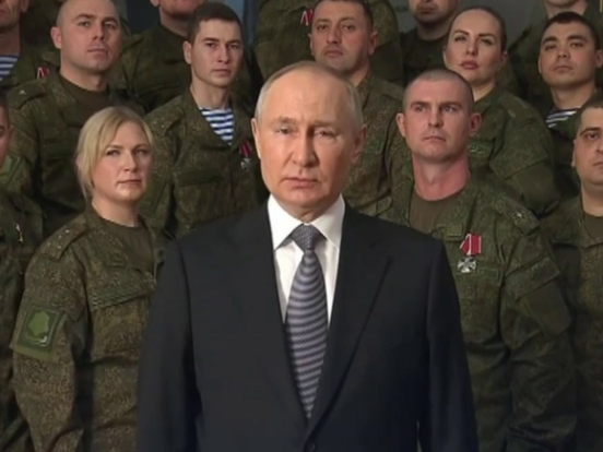 Путин записал новогоднее обращение к россиянам в окружении военных