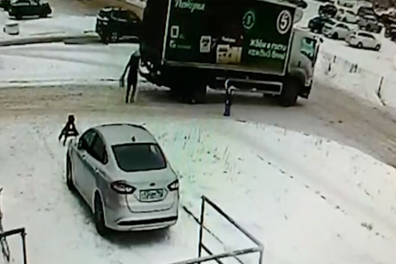 В Екатеринбурге двухлетняя девочка попала под грузовик