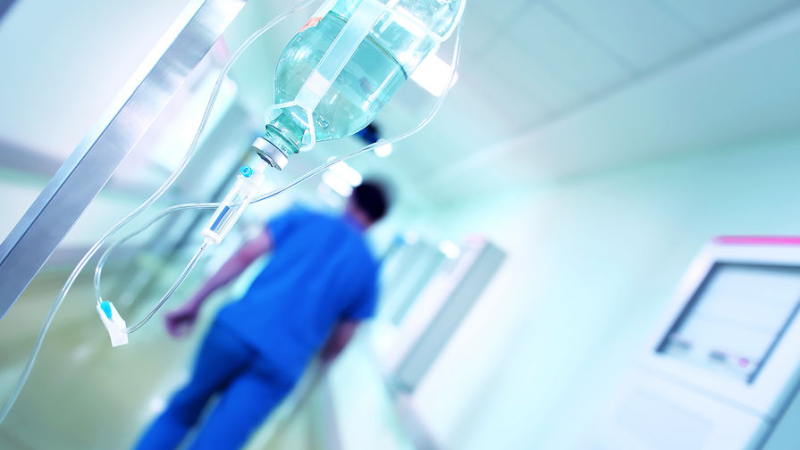 В Тюмени соседский стаффорд напал на двухлетнего ребенка в лифте и искусал ему лицо