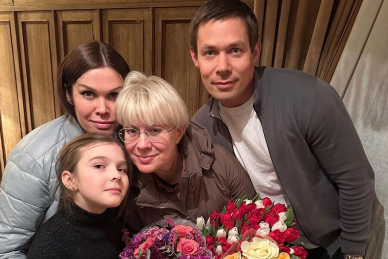 Стас Пьеха опубликовал редкое фото с матерью, сестрой и племянницей