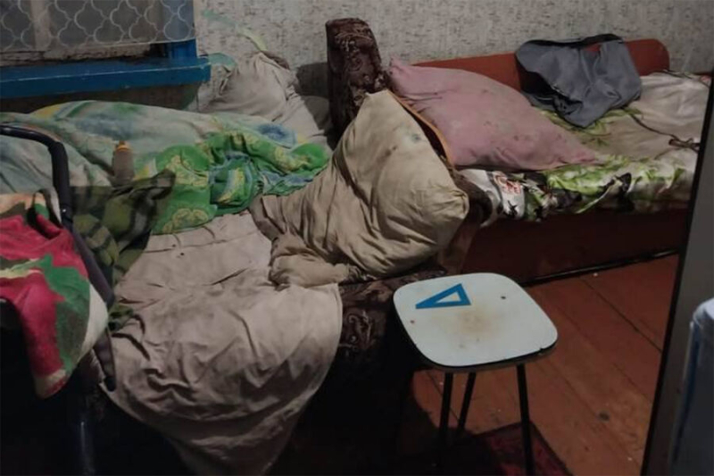 В Красноярском крае мать бросила четырех детей в захламленной квартире и ушла к собутыльникам