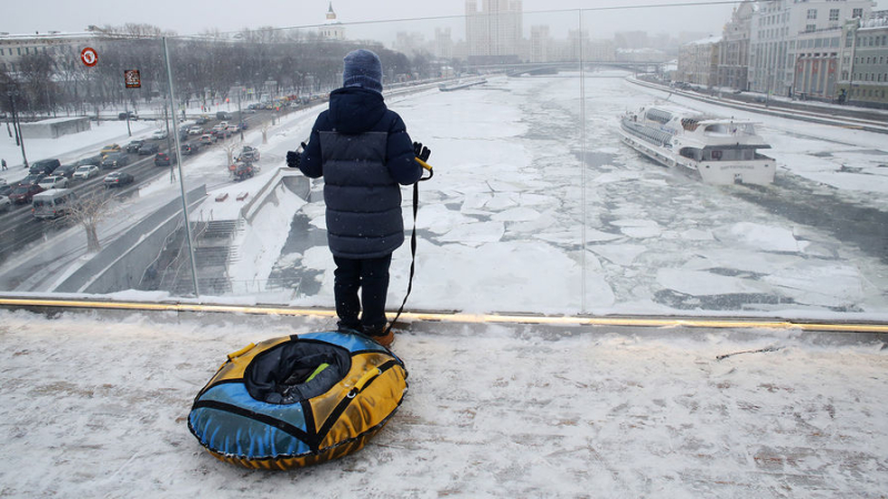 В Петербурге ребенок влетел на тюбинге в ледяные наросты