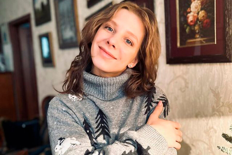 Елизавета Арзамасова опубликовала селфи без макияжа в день своего 28-летия