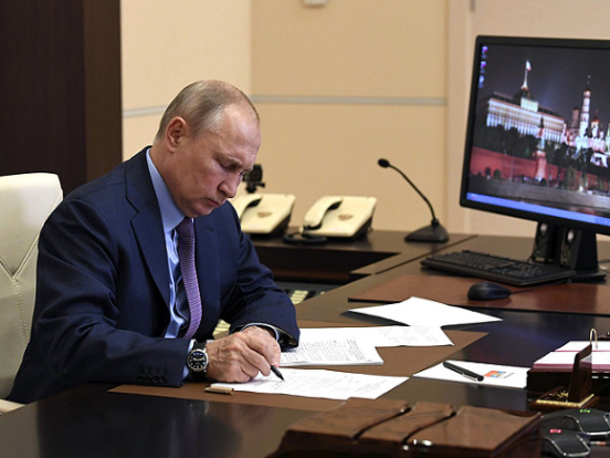 Путин подписал закон о наказании за дискредитацию добровольцев