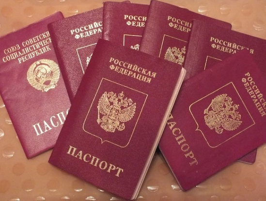 Песков подтвердил, что у части российских чиновников изымают загранпаспорта