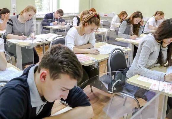 Глава Рособрнадзора заявил, что ЕГЭ не отменят в ближайшие десять лет