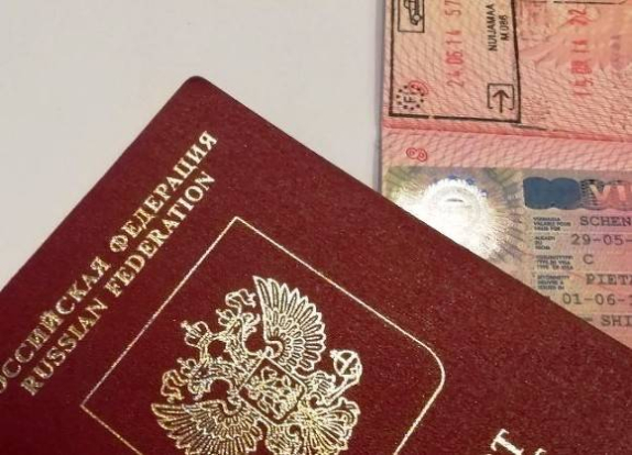 Российские пограничники получат право изымать загранпаспорта у россиян, которым запрещен выезд из страны