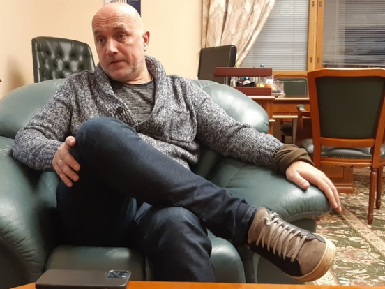 Захар Прилепин ранен при взрыве автомобиля, его водитель погиб