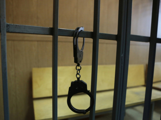 Сотрудницу охраны брянской гимназии, допустившую стрельбу, отправили под арест