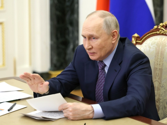 Путин объявил о повышении окладов российским медикам с 1 апреля