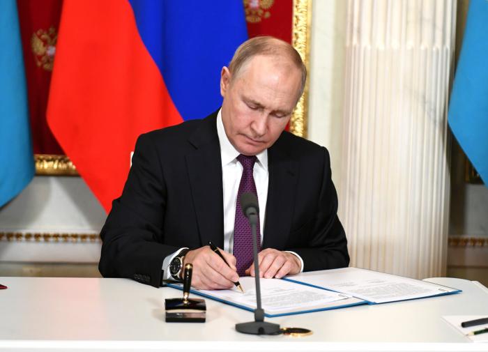Собрать адекватных в стране. Для кого новый указ Путина по поддержке разделяющих ценности РФ