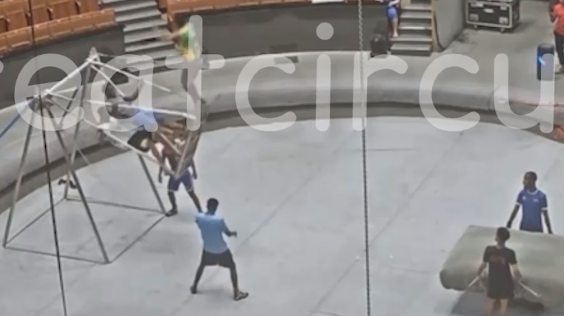 Акробат из Эфиопии получил травму в Большом Московском цирке